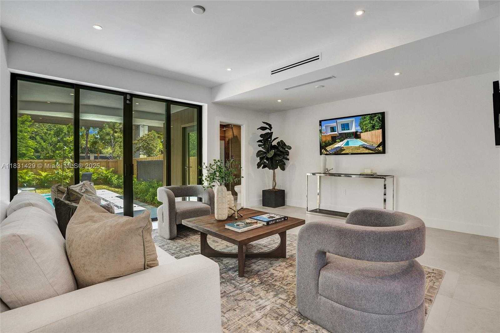 Small Image of 3645 SOUTH WEST 1ST AVE, Miami Number 13
