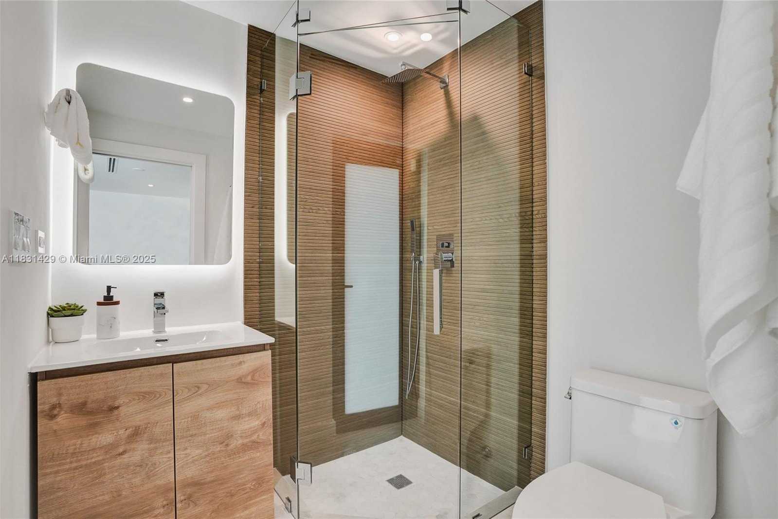Small Image of 3645 SOUTH WEST 1ST AVE, Miami Number 16