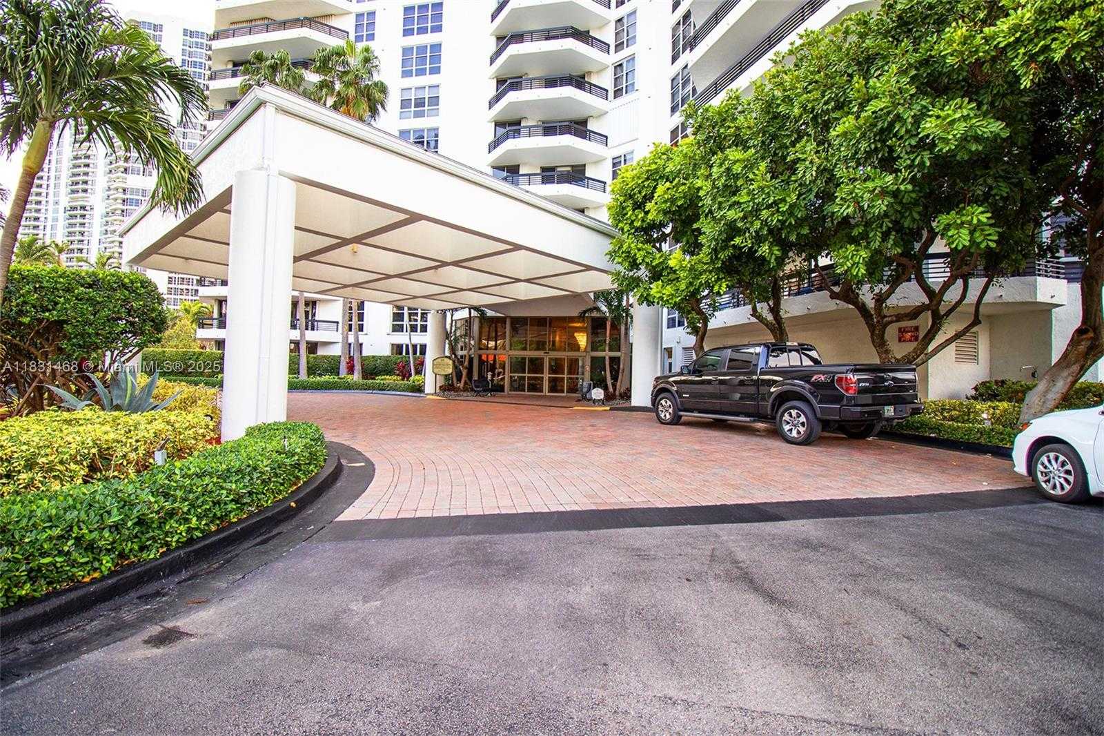 Small Image of 3500 MYSTIC POINTE DR #1908, Aventura Number 2