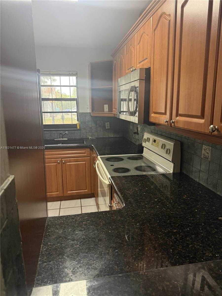 Small Image of 5046 SOUTH WEST 145TH AVE, Miami Number 3