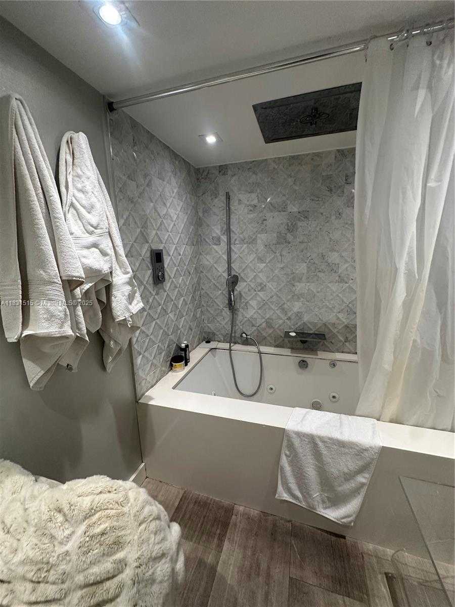 Small Image of 2333 BRICKELL AVE #901, Miami Number 41