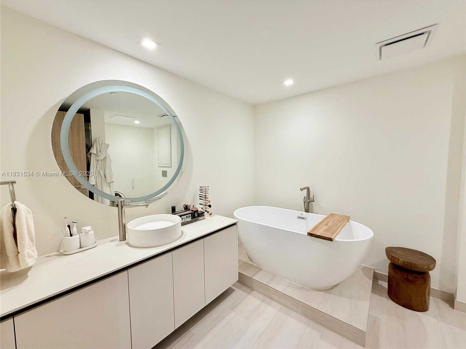 Small Image of 495 BRICKELL AVE #5106 (remodeled), Miami Number 15