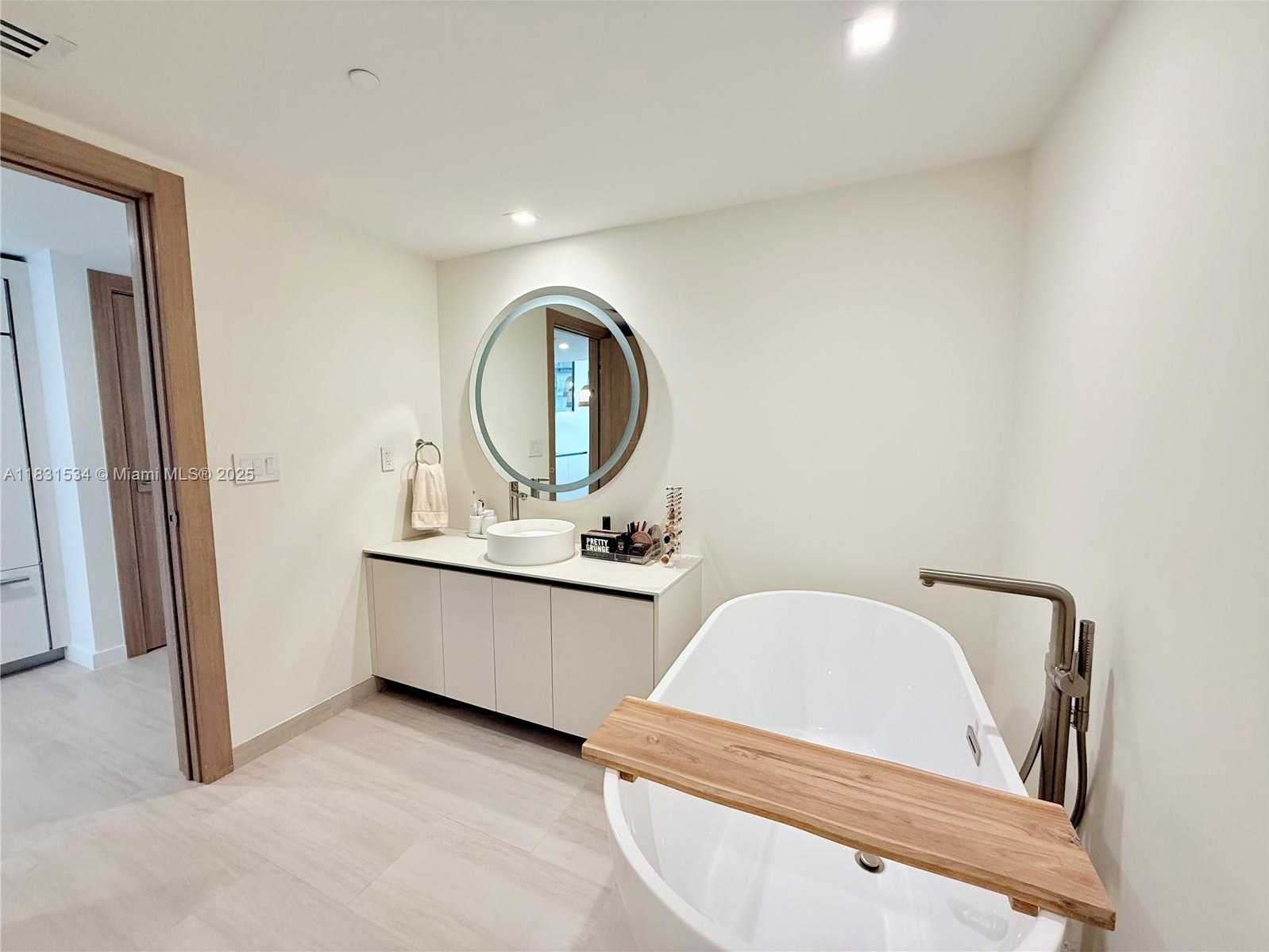Small Image of 495 BRICKELL AVE #5106 (remodeled), Miami Number 18