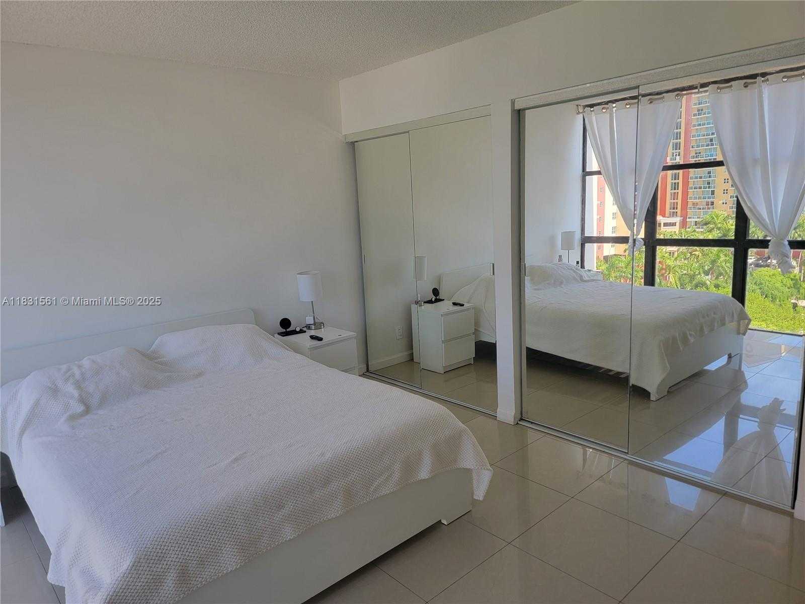Small Image of 17021 NORTH BAY RD #1015, Sunny Isles Beach Number 4