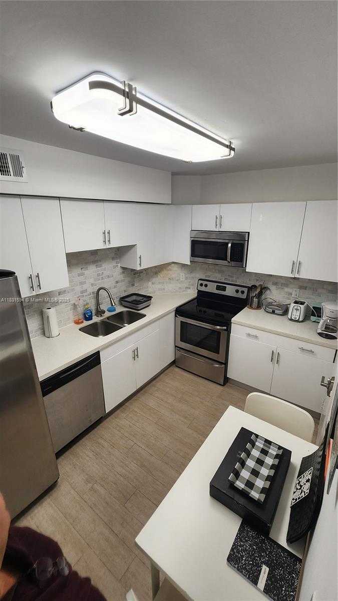 Small Image of 500 BAYVIEW DR #1725, Sunny Isles Beach Number 12