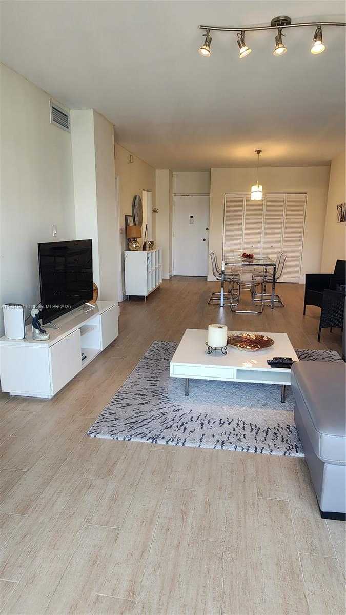 Small Image of 500 BAYVIEW DR #1725, Sunny Isles Beach Number 14