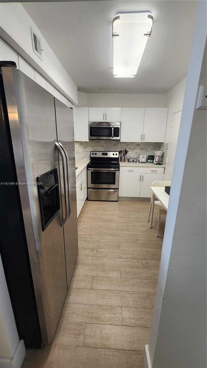 Small Image of 500 BAYVIEW DR #1725, Sunny Isles Beach Number 17