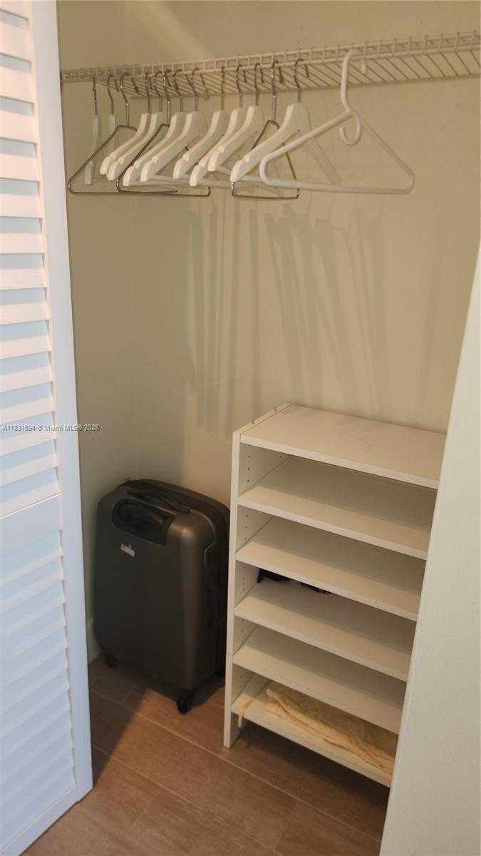 Small Image of 500 BAYVIEW DR #1725, Sunny Isles Beach Number 27