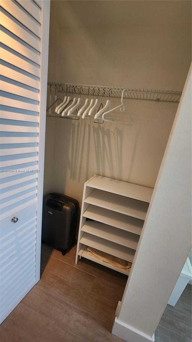 Small Image of 500 BAYVIEW DR #1725, Sunny Isles Beach Number 28