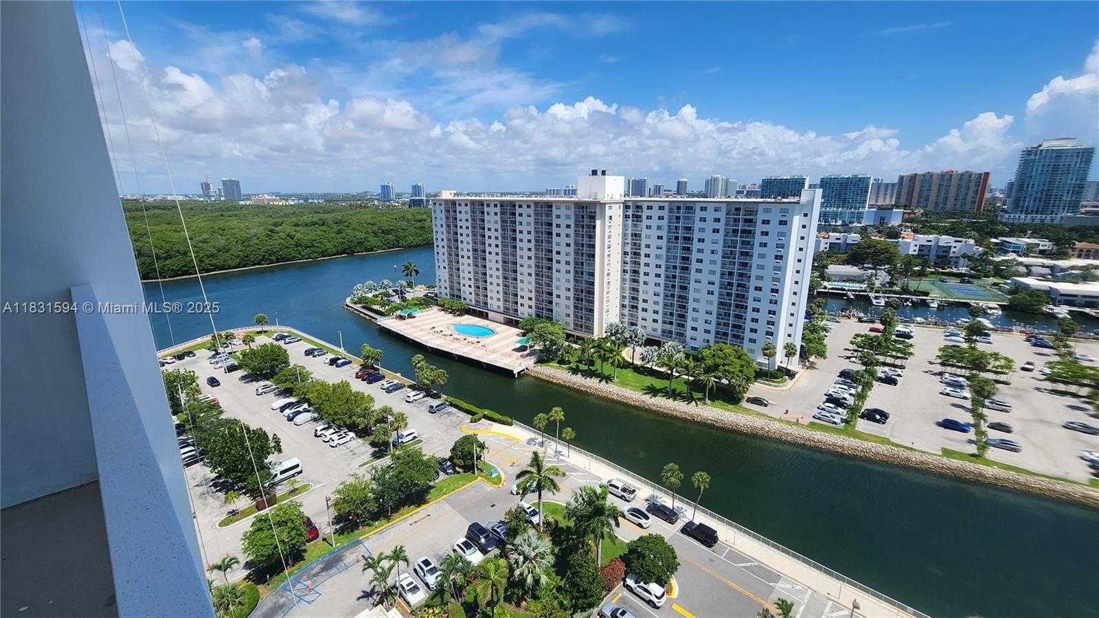 Small Image of 500 BAYVIEW DR #1725, Sunny Isles Beach Number 3