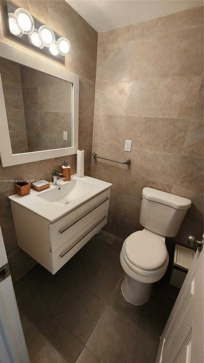 Small Image of 500 BAYVIEW DR #1725, Sunny Isles Beach Number 9