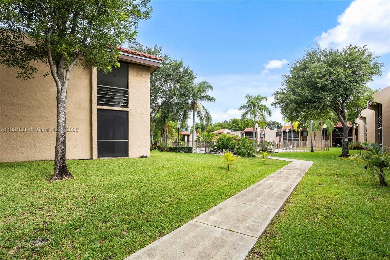 Small Image of 20801 SAN SIMEON WAY #105, Miami Number 28