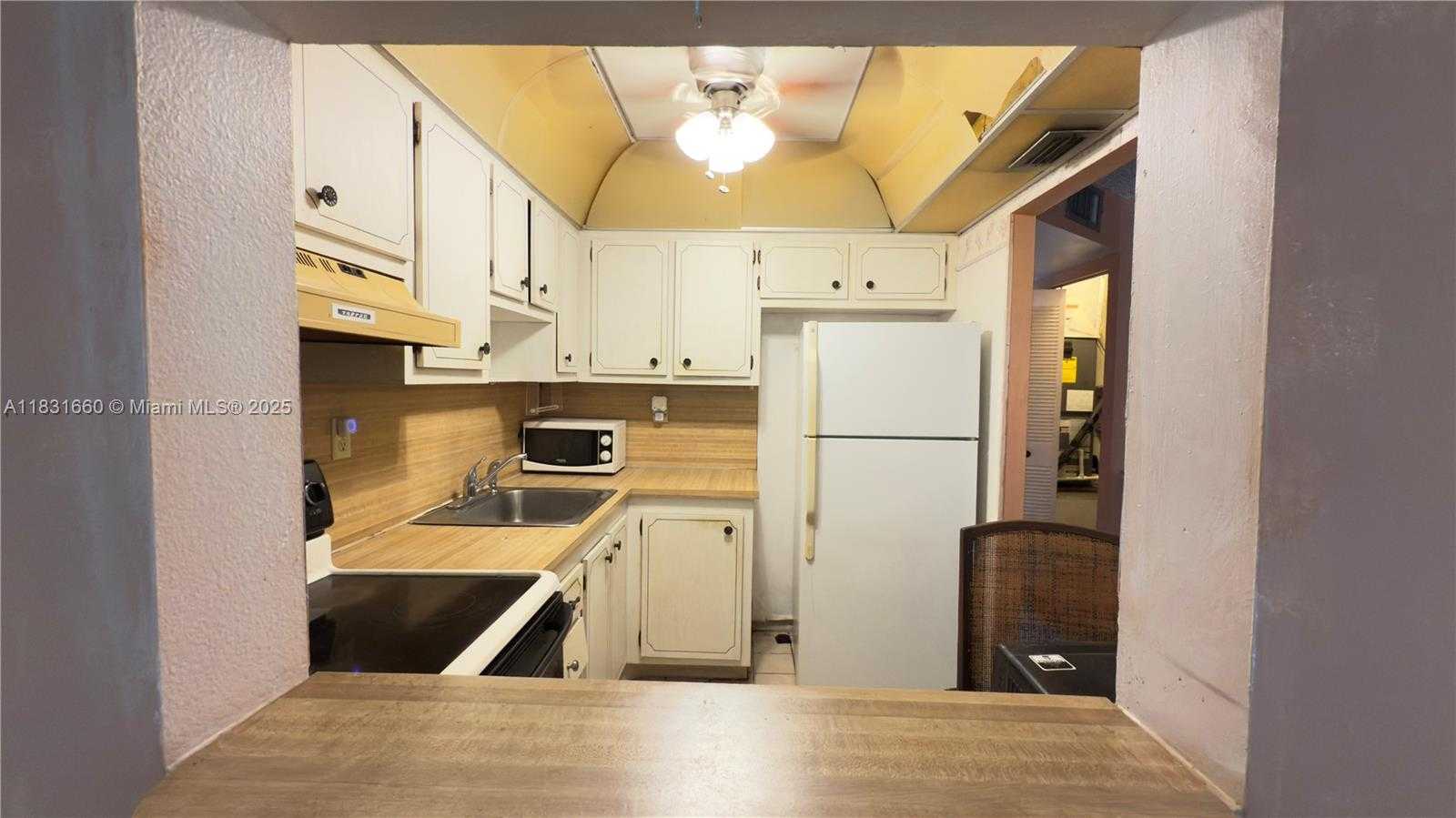 Small Image of 9121 SUNRISE LAKES BLVD #210, Sunrise Number 6