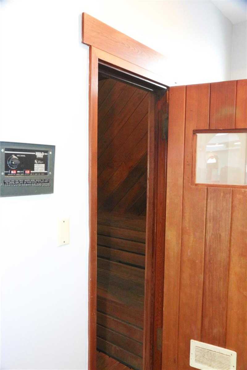 Small Image of 18015 NORTH WEST 66TH CT CIR, Hialeah Number 14