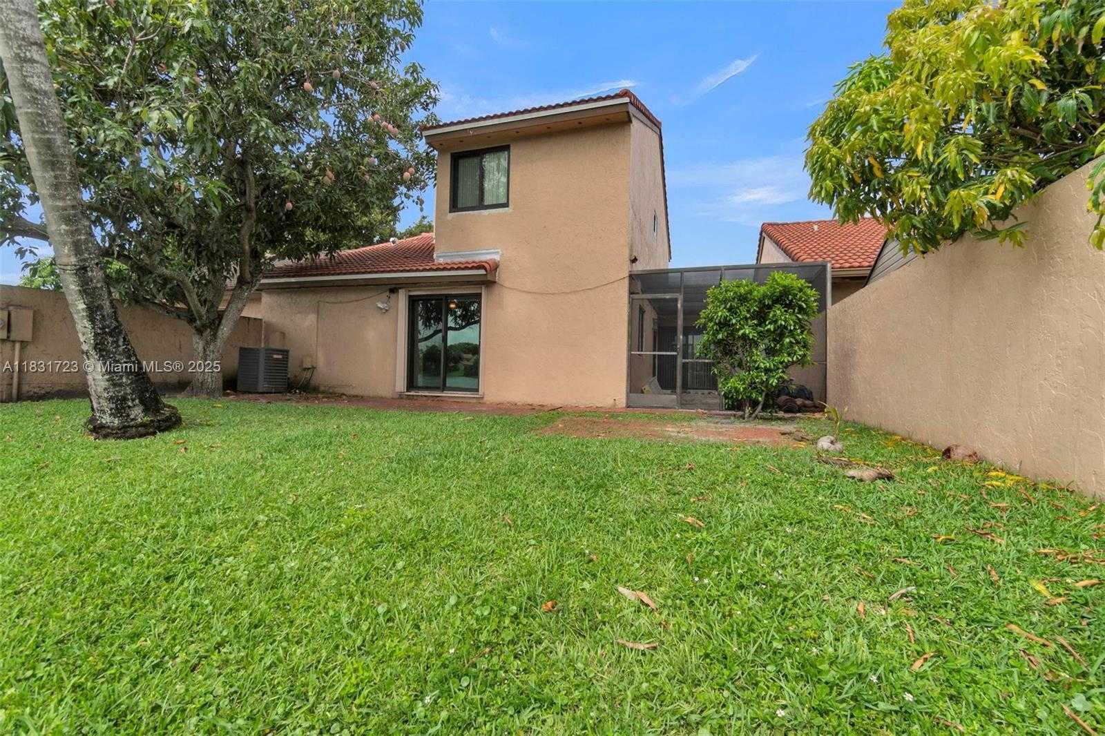 Small Image of 18015 NORTH WEST 66TH CT CIR, Hialeah Number 23
