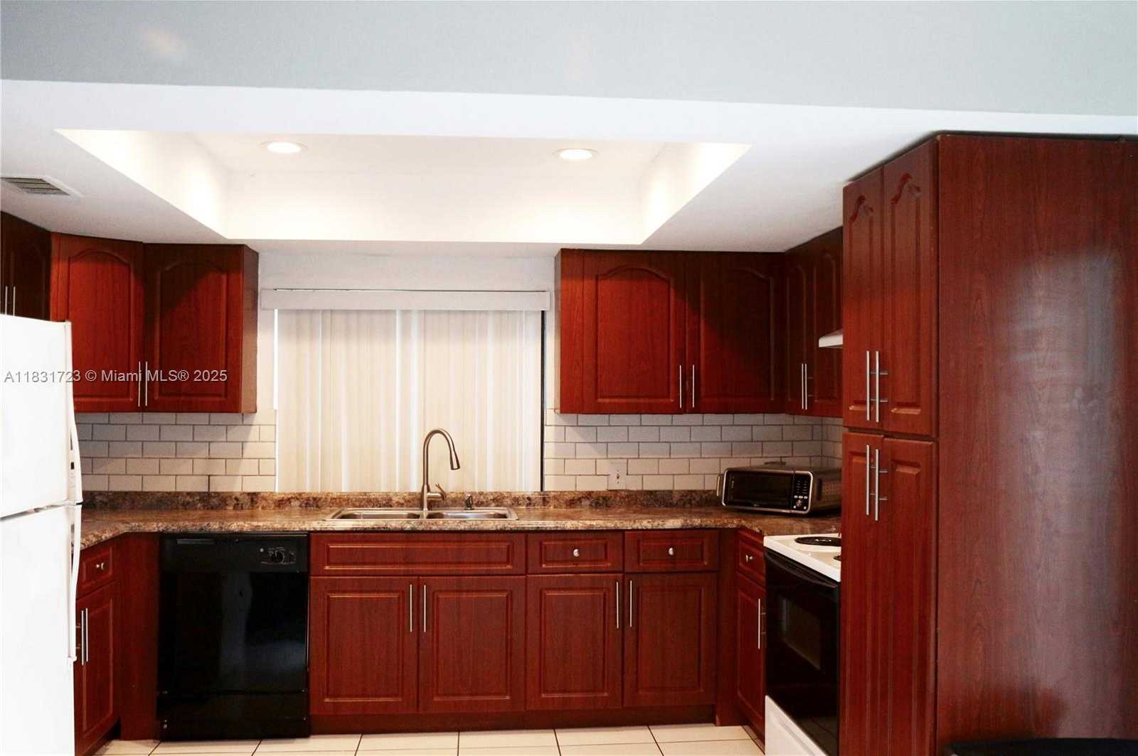 Small Image of 18015 NORTH WEST 66TH CT CIR, Hialeah Number 4
