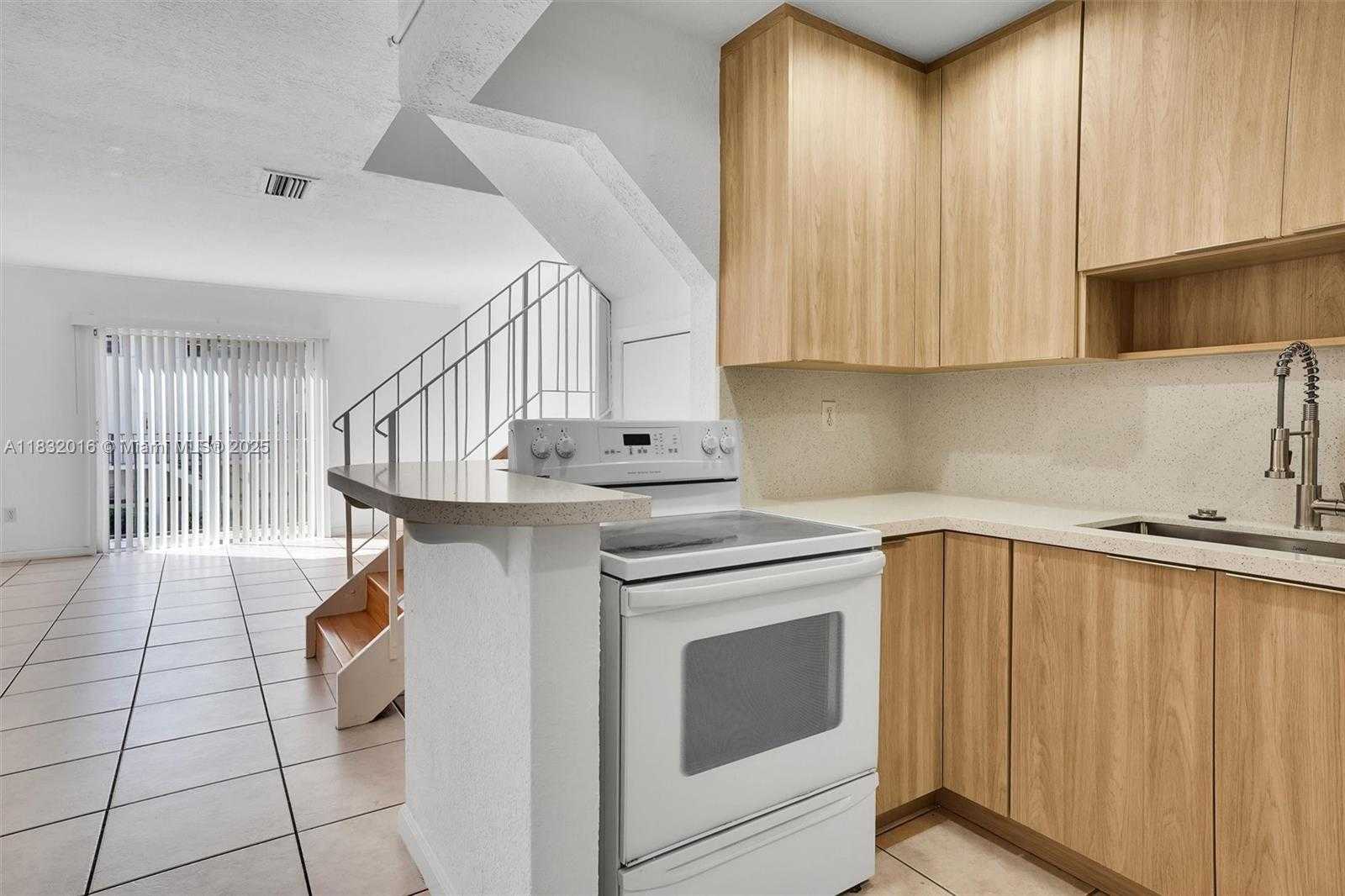 Small Image of 8650 SOUTH WEST 67TH AVE #1025, Pinecrest Number 4