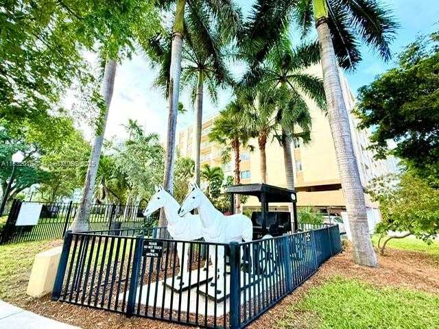 Small Image of 200 178TH DR #409, Sunny Isles Beach Number 4