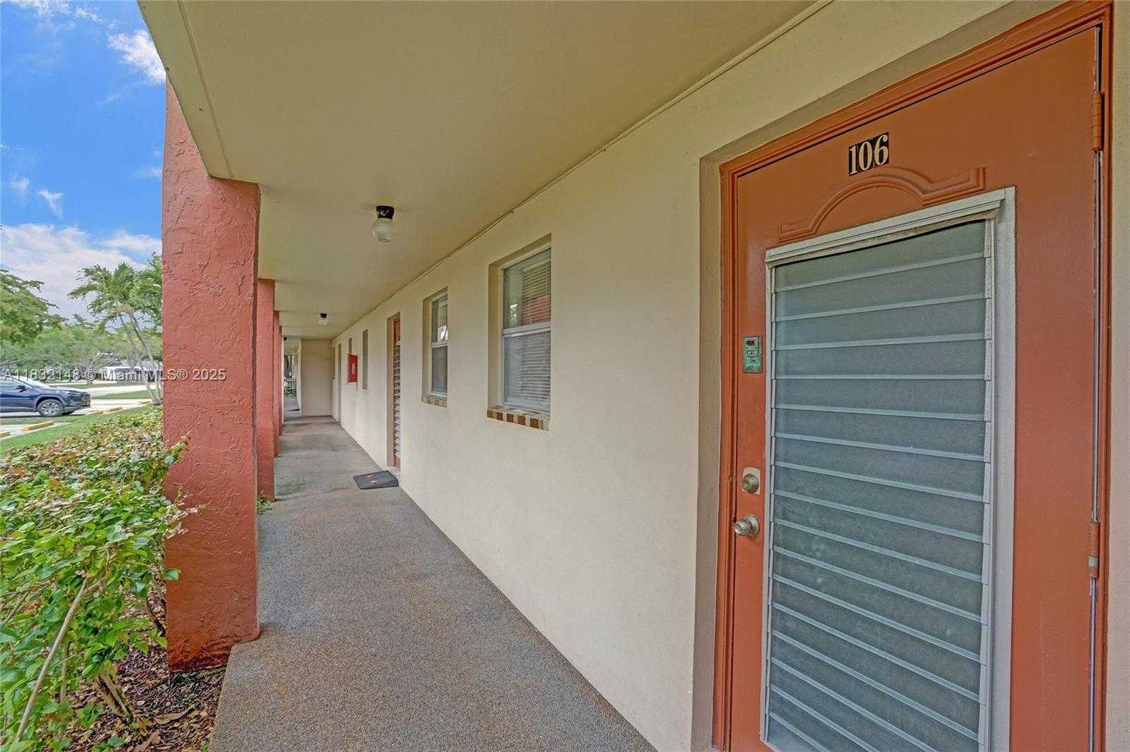 Small Image of 2850 WEST SUNRISE LAKES DR #106, Sunrise Number 4