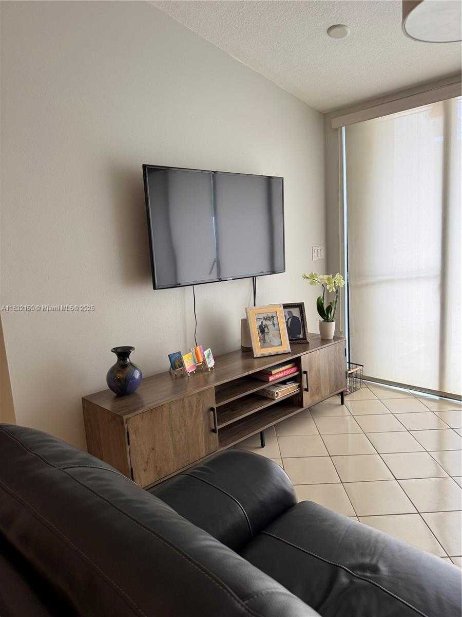 Small Image of Miami Number 15