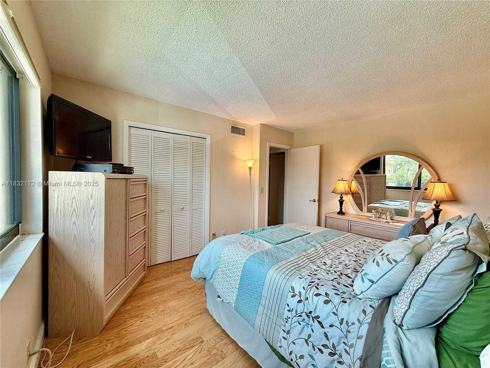 Small Image of 318 LAKEVIEW DR #203, Weston Number 11