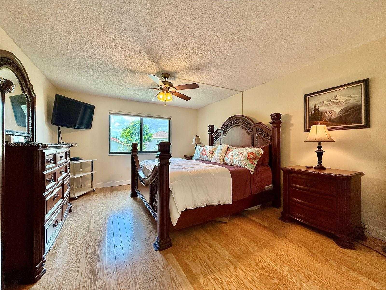 Small Image of 318 LAKEVIEW DR #203, Weston Number 18