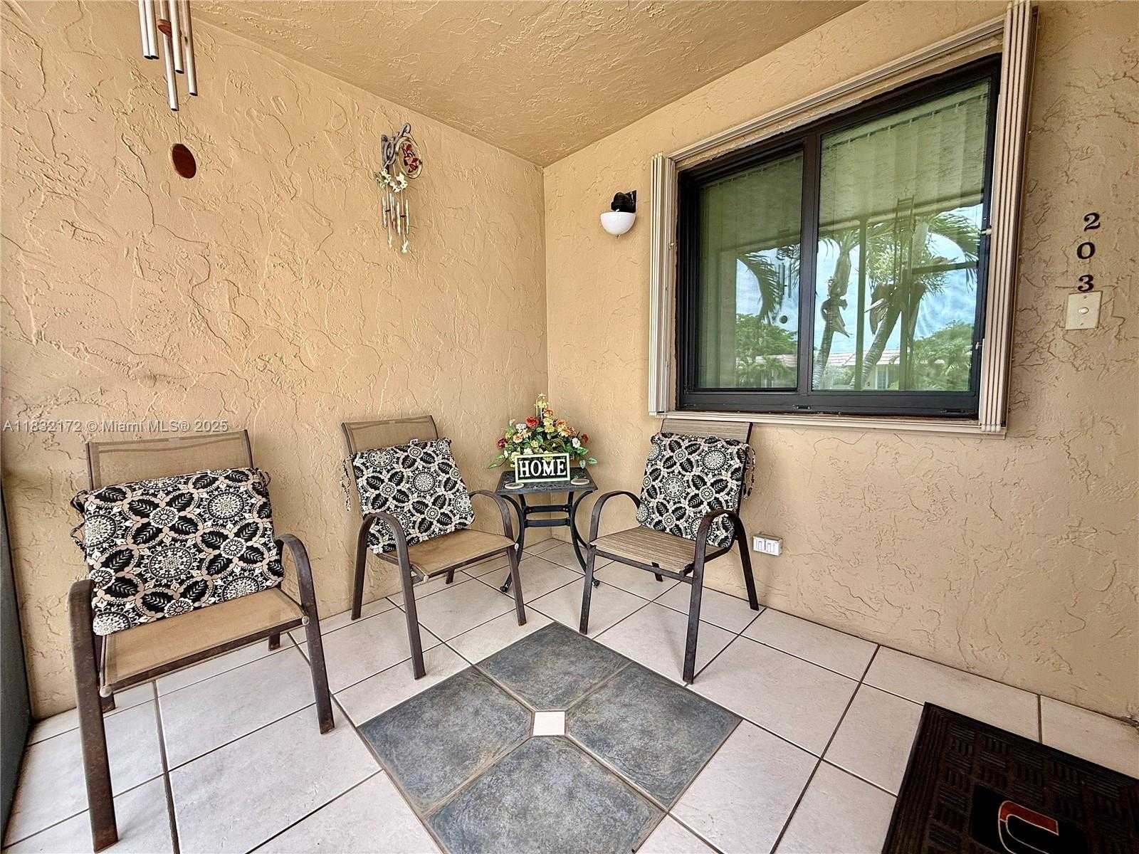 Small Image of 318 LAKEVIEW DR #203, Weston Number 2