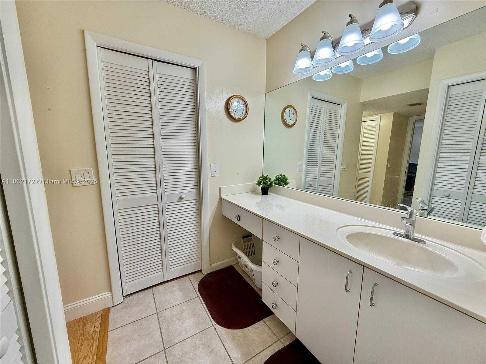 Small Image of 318 LAKEVIEW DR #203, Weston Number 21