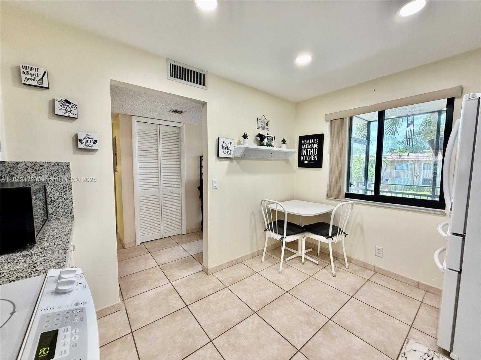Small Image of 318 LAKEVIEW DR #203, Weston Number 4
