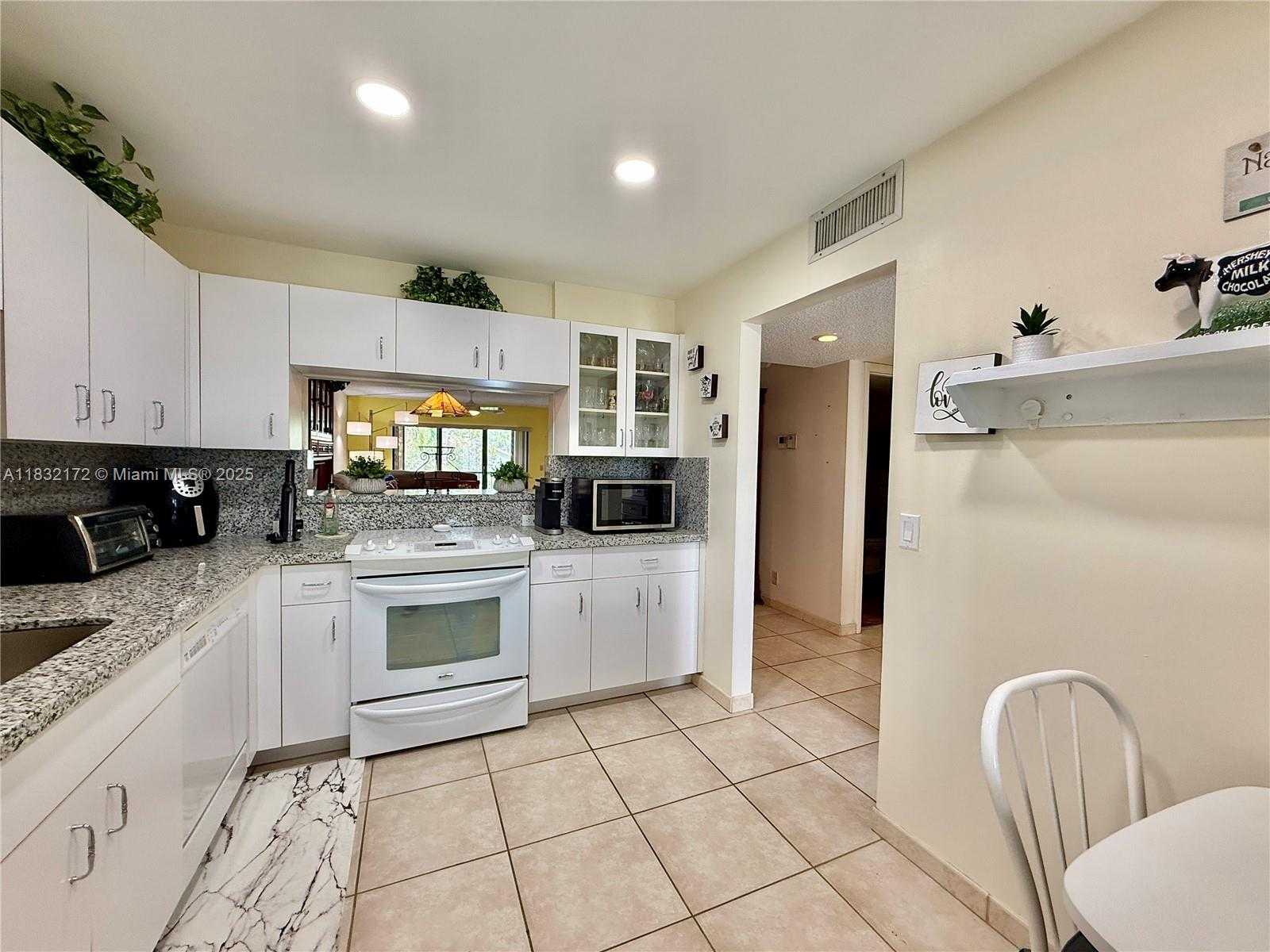 Small Image of 318 LAKEVIEW DR #203, Weston Number 7
