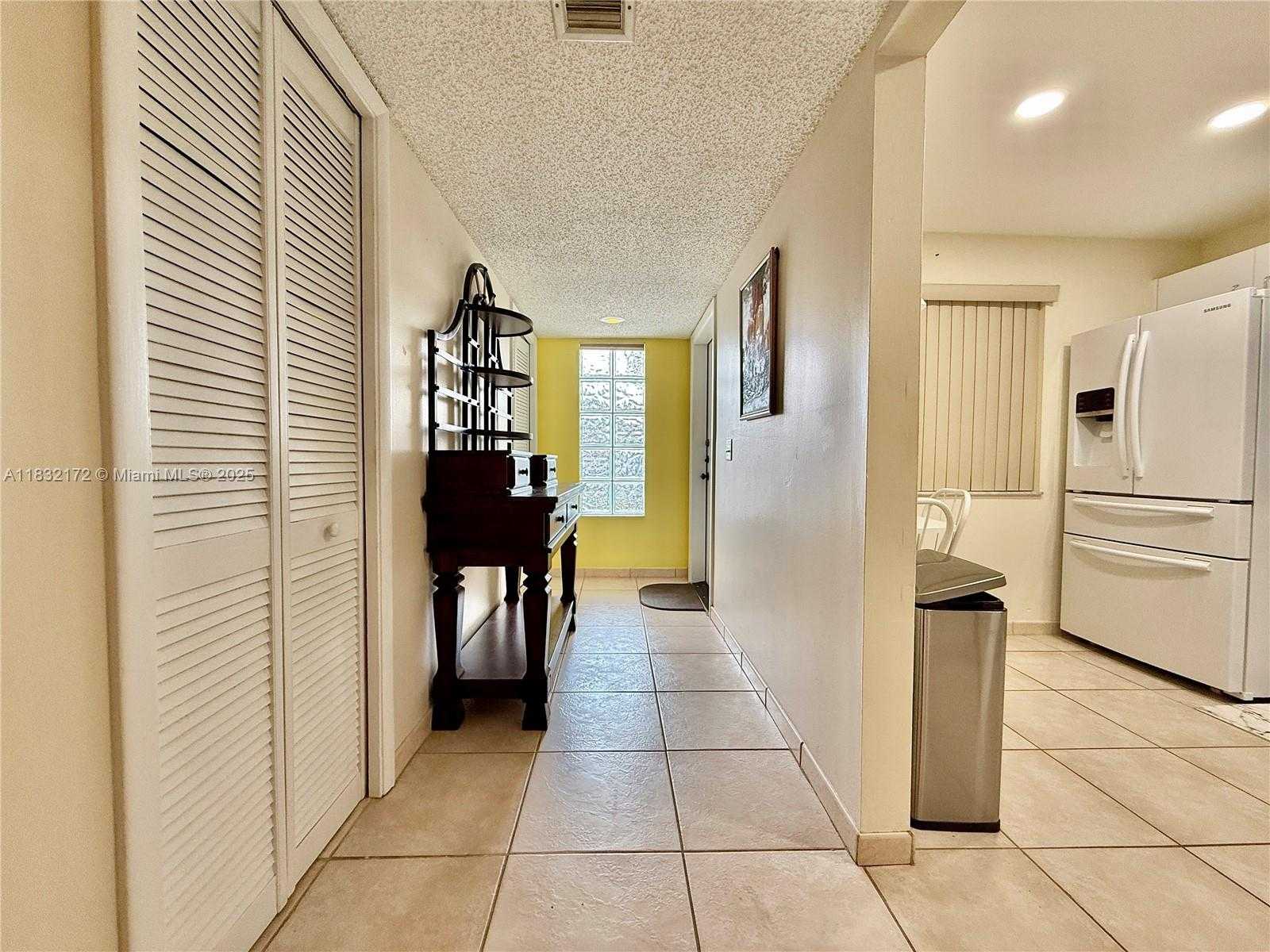 Small Image of 318 LAKEVIEW DR #203, Weston Number 8