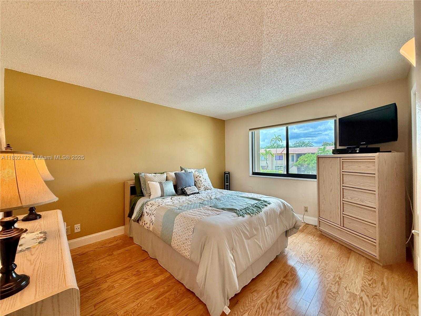 Small Image of 318 LAKEVIEW DR #203, Weston Number 9