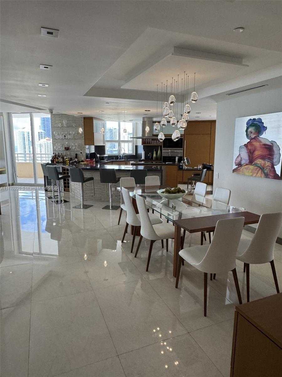 Small Image of 808 BRICKELL KEY DR #3208, Miami Number 4