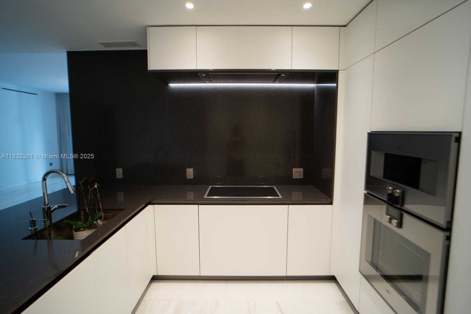 Small Image of 300 BISCAYNE BLVD WAY #3009, Miami Number 25