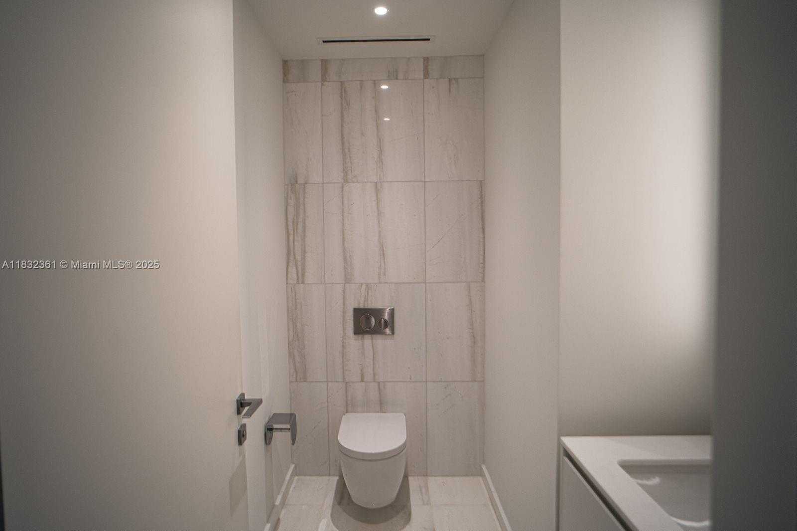 Small Image of 300 BISCAYNE BLVD WAY #3009, Miami Number 4