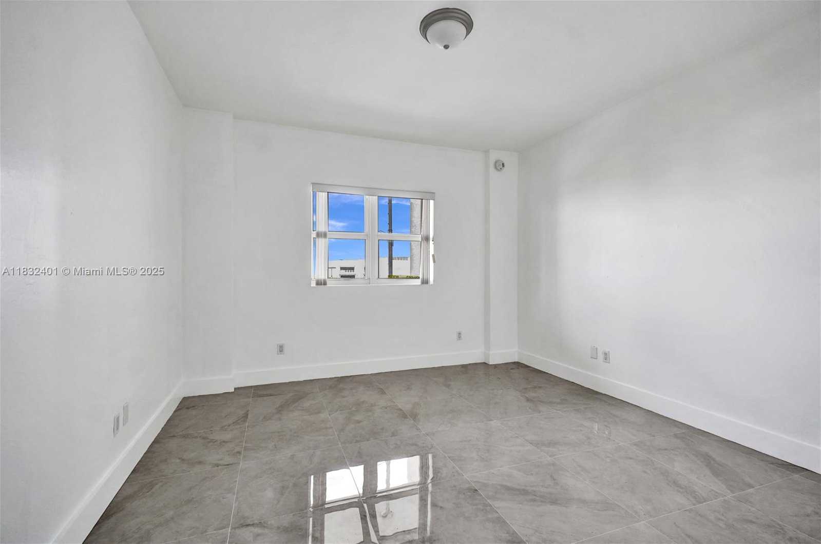 Small Image of 14951 ROYAL OAKS LN #806, North Miami Number 11