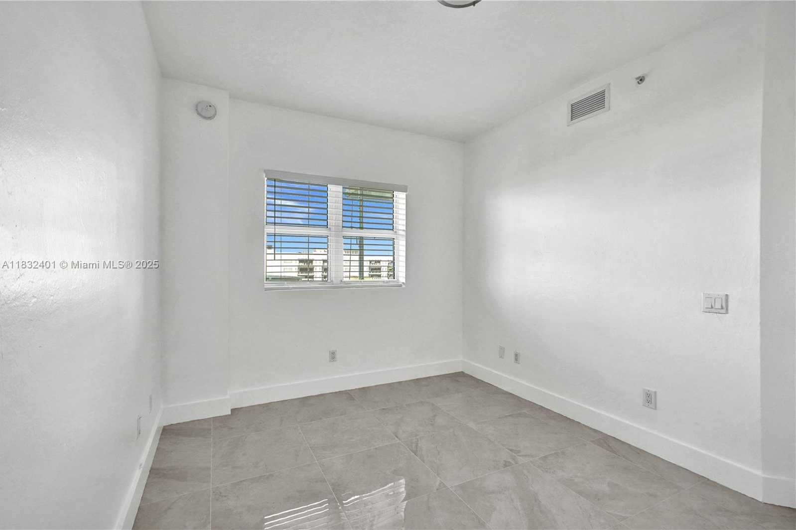 Small Image of 14951 ROYAL OAKS LN #806, North Miami Number 12