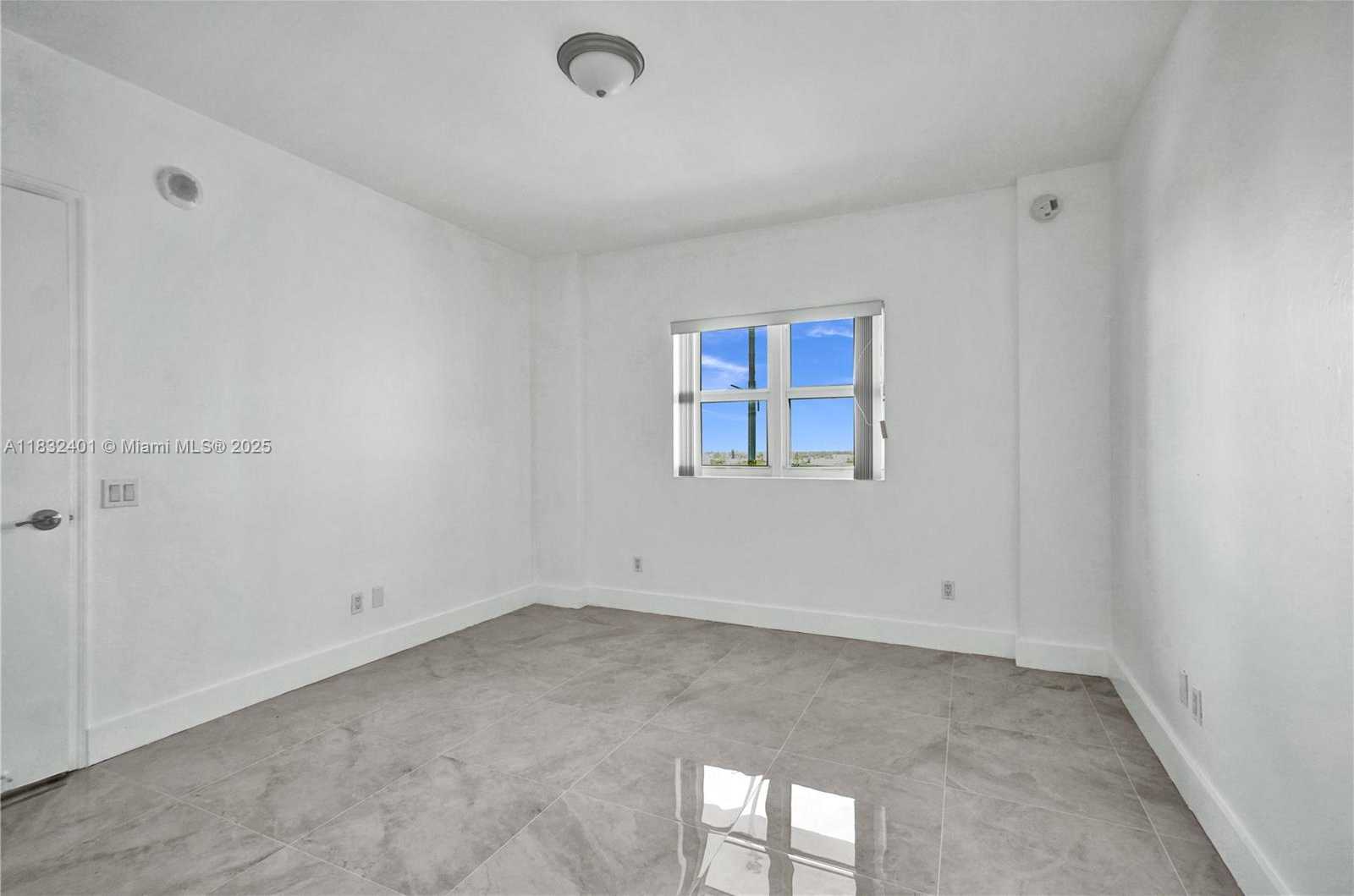 Small Image of 14951 ROYAL OAKS LN #806, North Miami Number 13