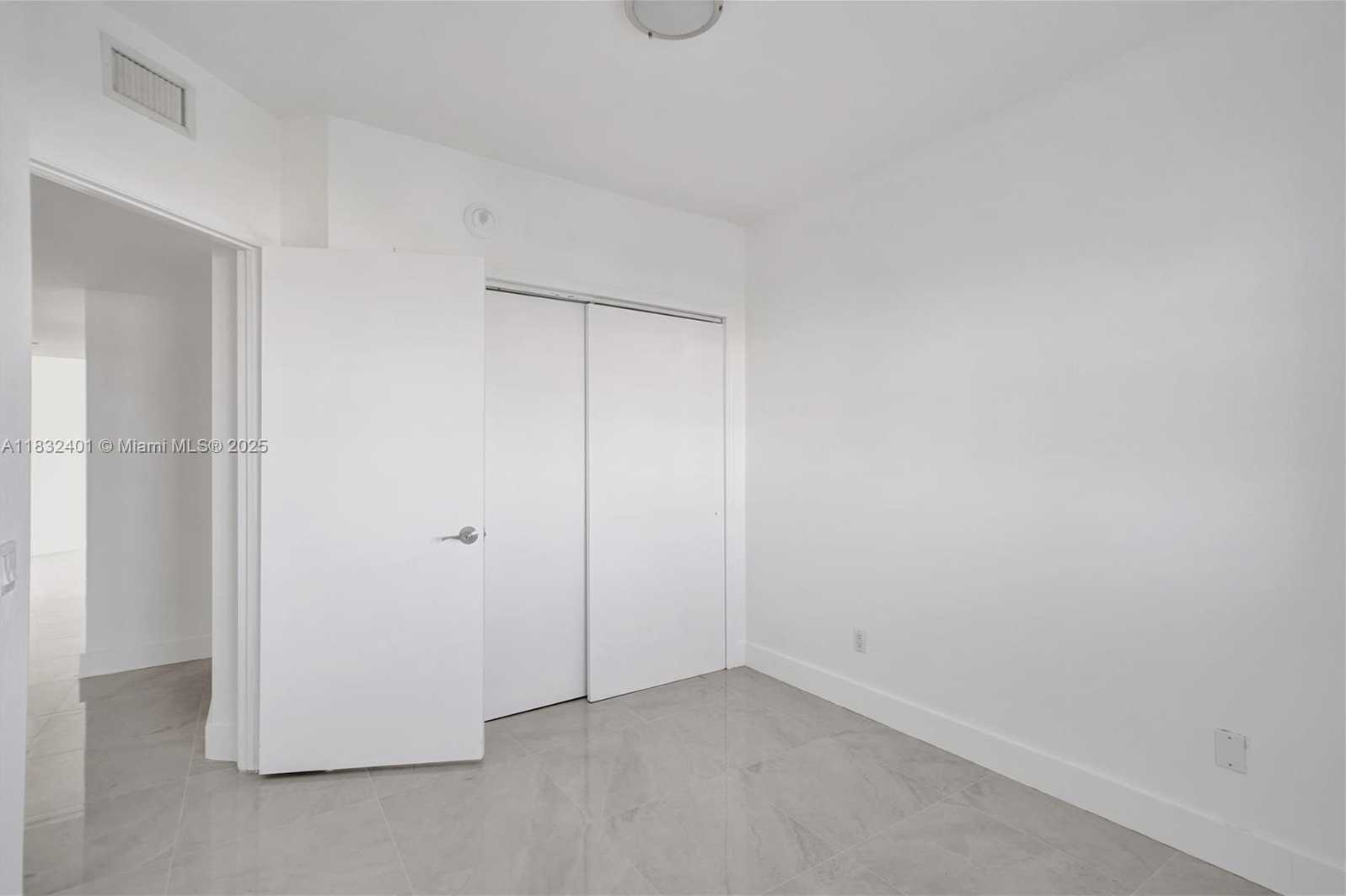 Small Image of 14951 ROYAL OAKS LN #806, North Miami Number 15
