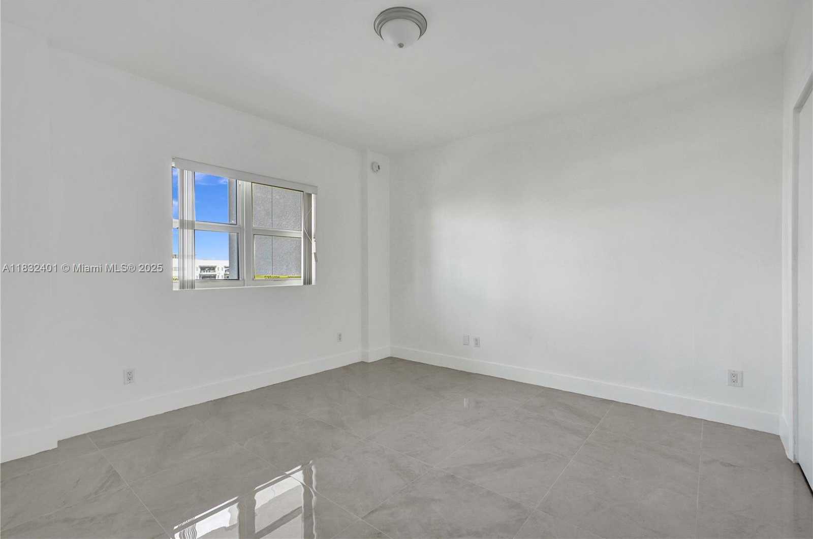 Small Image of 14951 ROYAL OAKS LN #806, North Miami Number 20