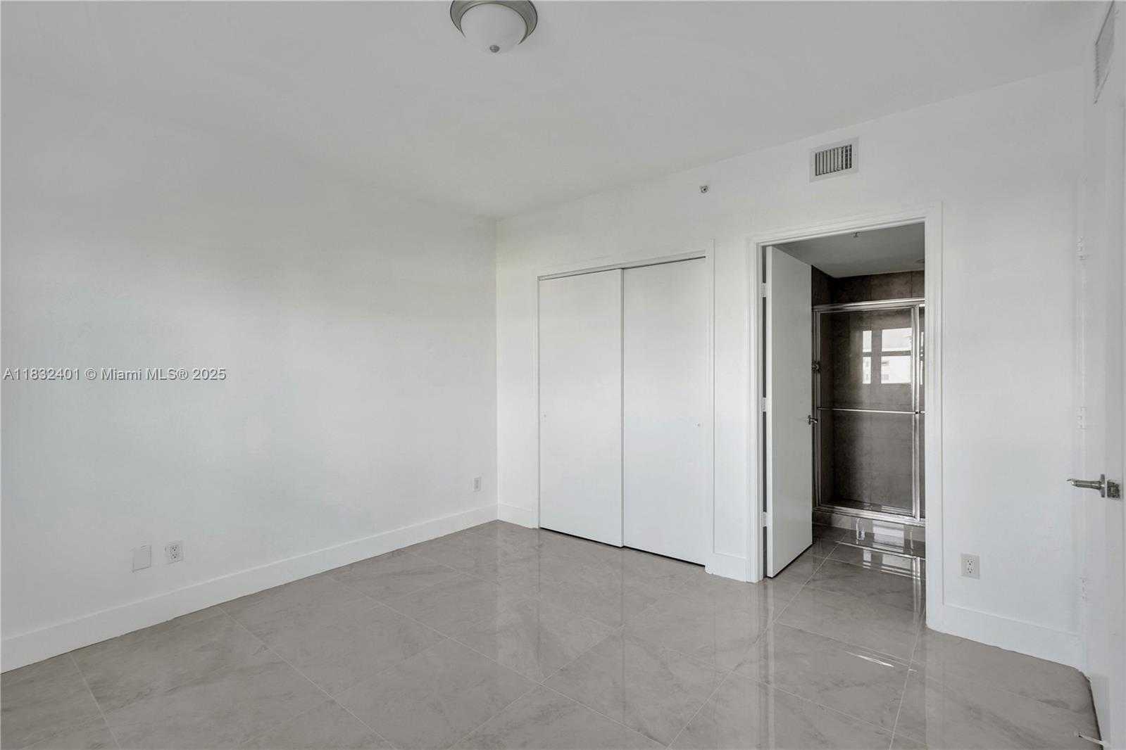 Small Image of 14951 ROYAL OAKS LN #806, North Miami Number 21