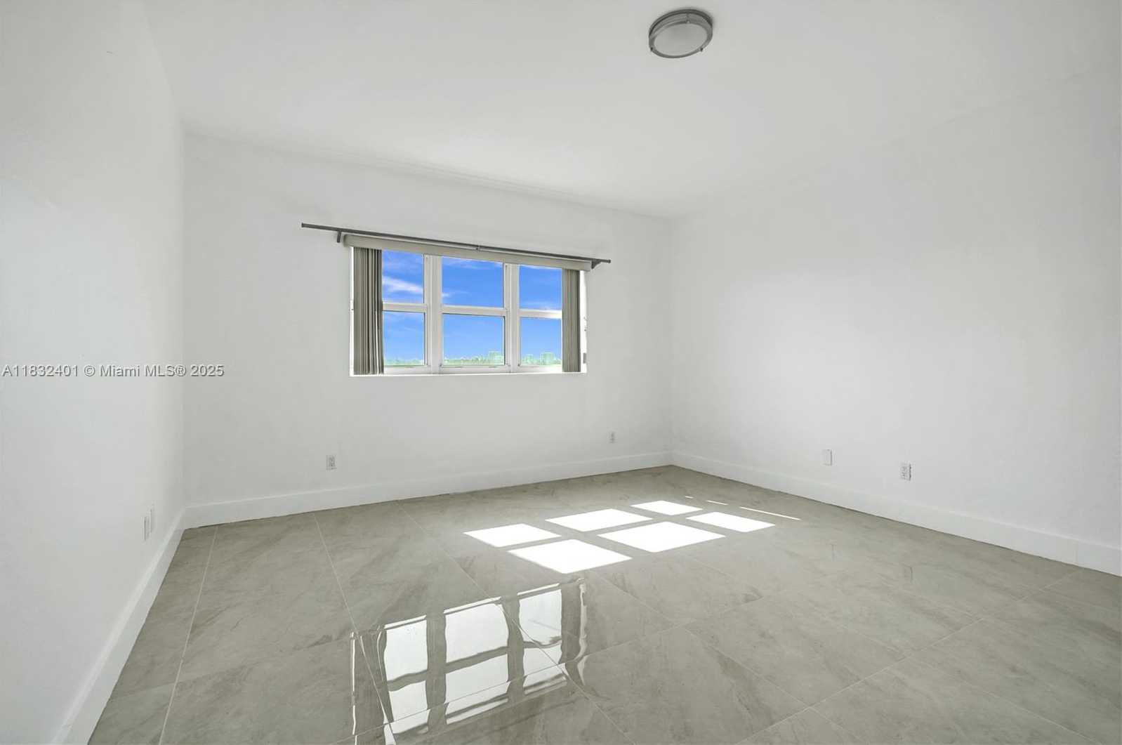 Small Image of 14951 ROYAL OAKS LN #806, North Miami Number 28