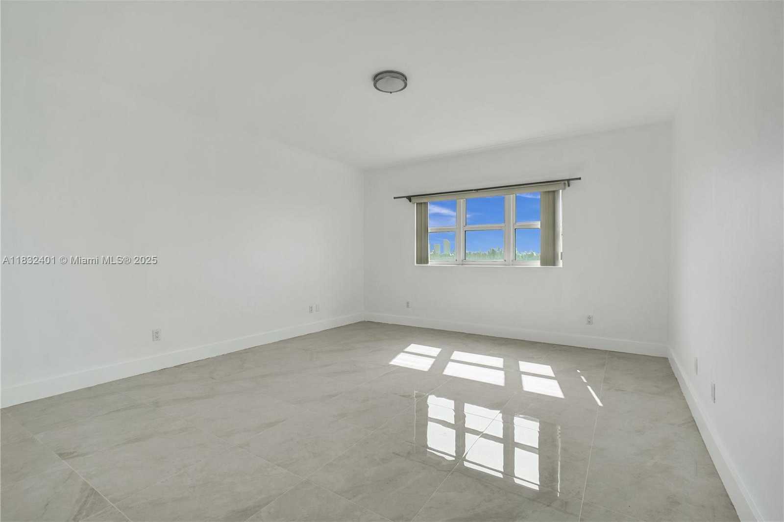 Small Image of 14951 ROYAL OAKS LN #806, North Miami Number 29
