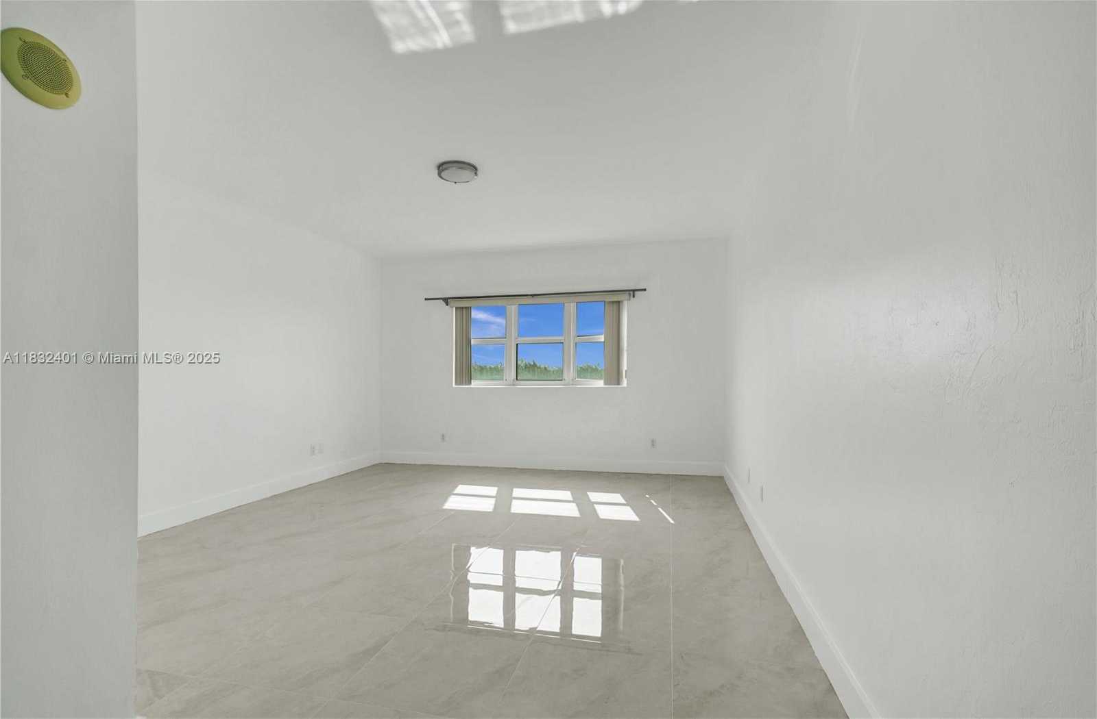 Small Image of 14951 ROYAL OAKS LN #806, North Miami Number 30