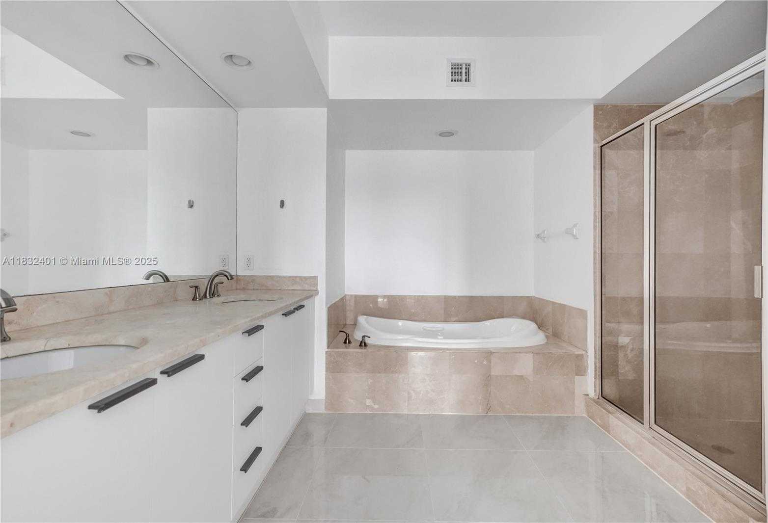 Small Image of 14951 ROYAL OAKS LN #806, North Miami Number 36