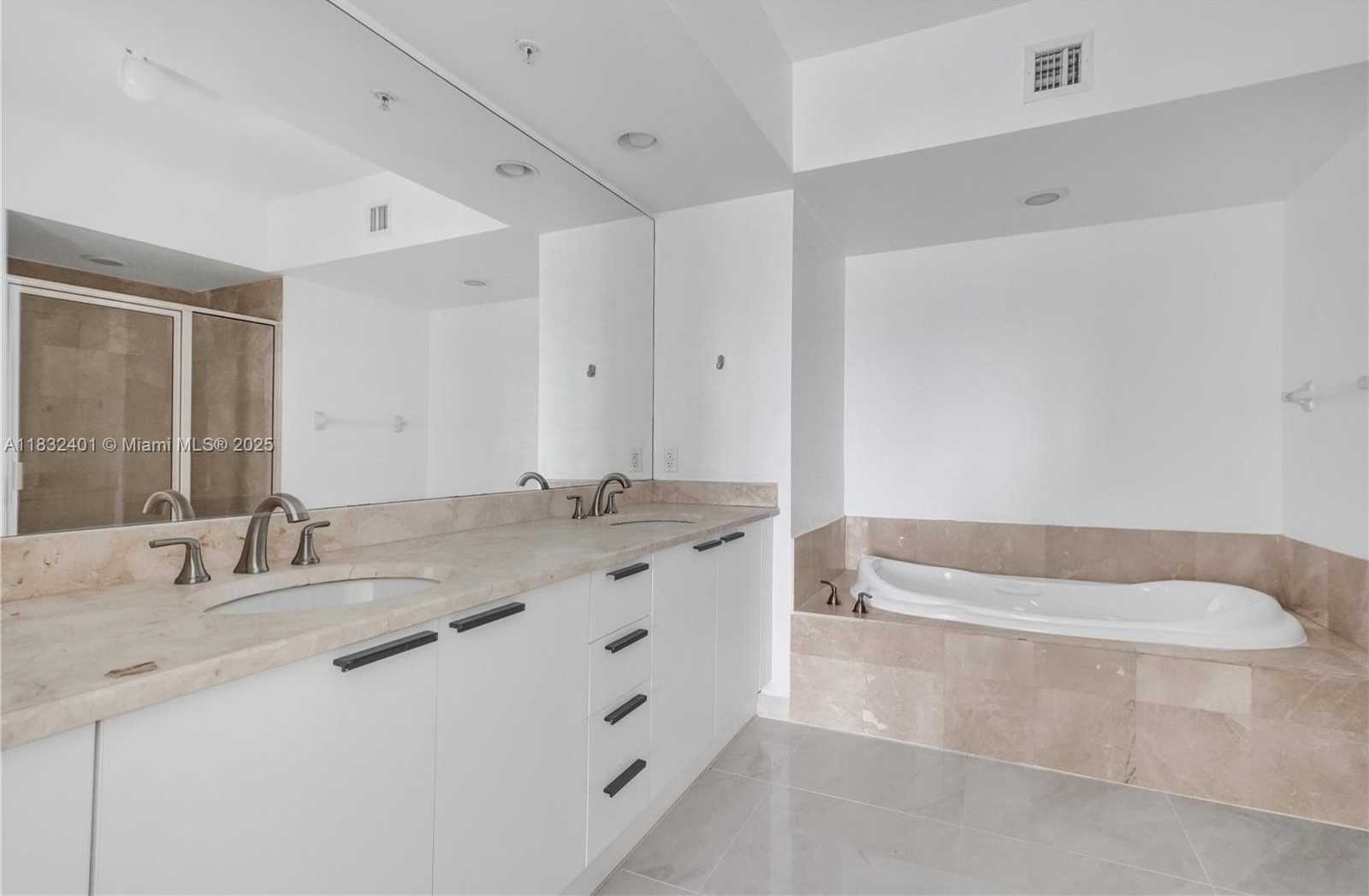 Small Image of 14951 ROYAL OAKS LN #806, North Miami Number 37