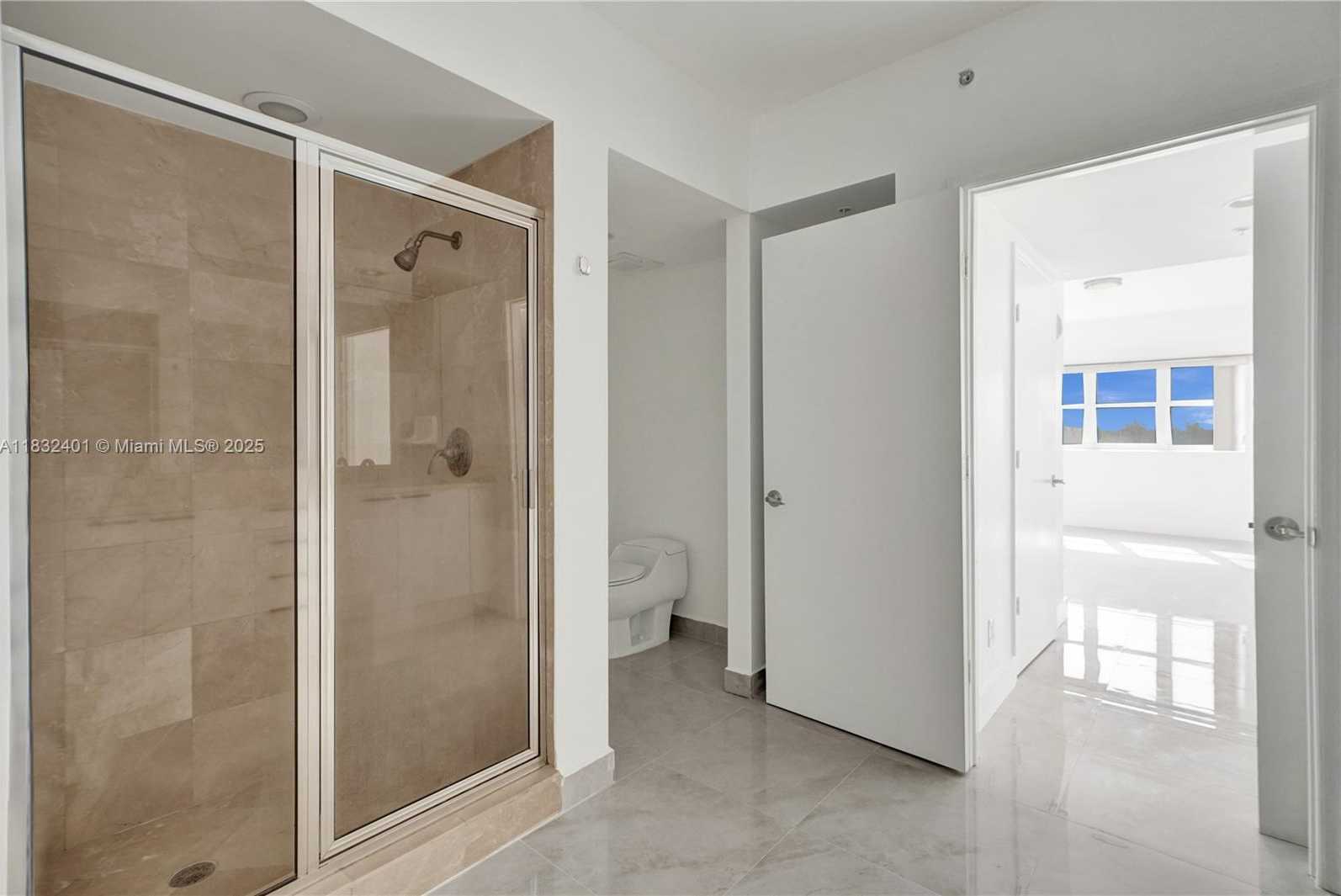 Small Image of 14951 ROYAL OAKS LN #806, North Miami Number 38