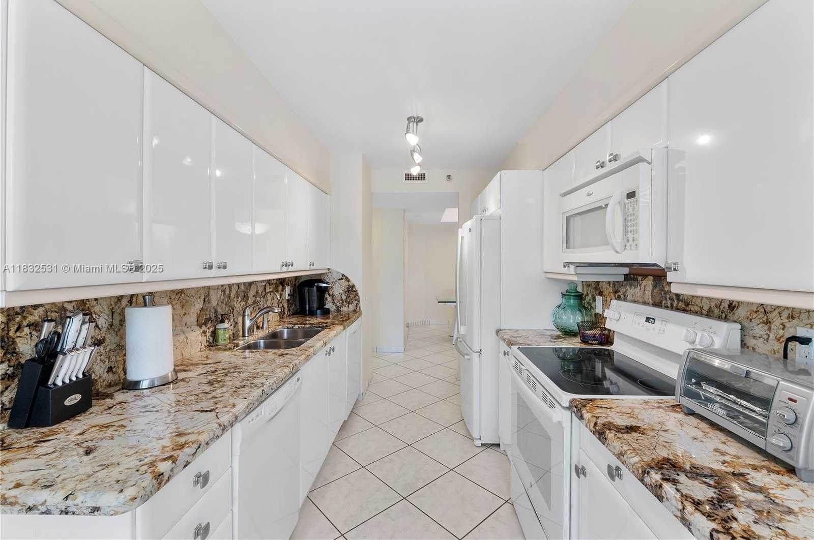 Small Image of 3640 YACHT CLUB DR #203, Aventura Number 14