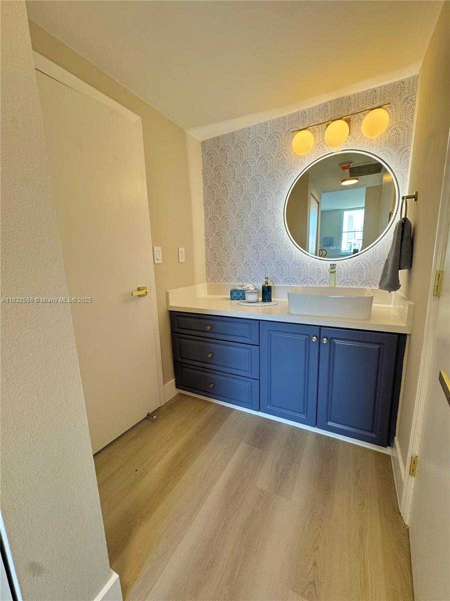 Small Image of 300 BAYVIEW DR #1801, Sunny Isles Beach Number 21