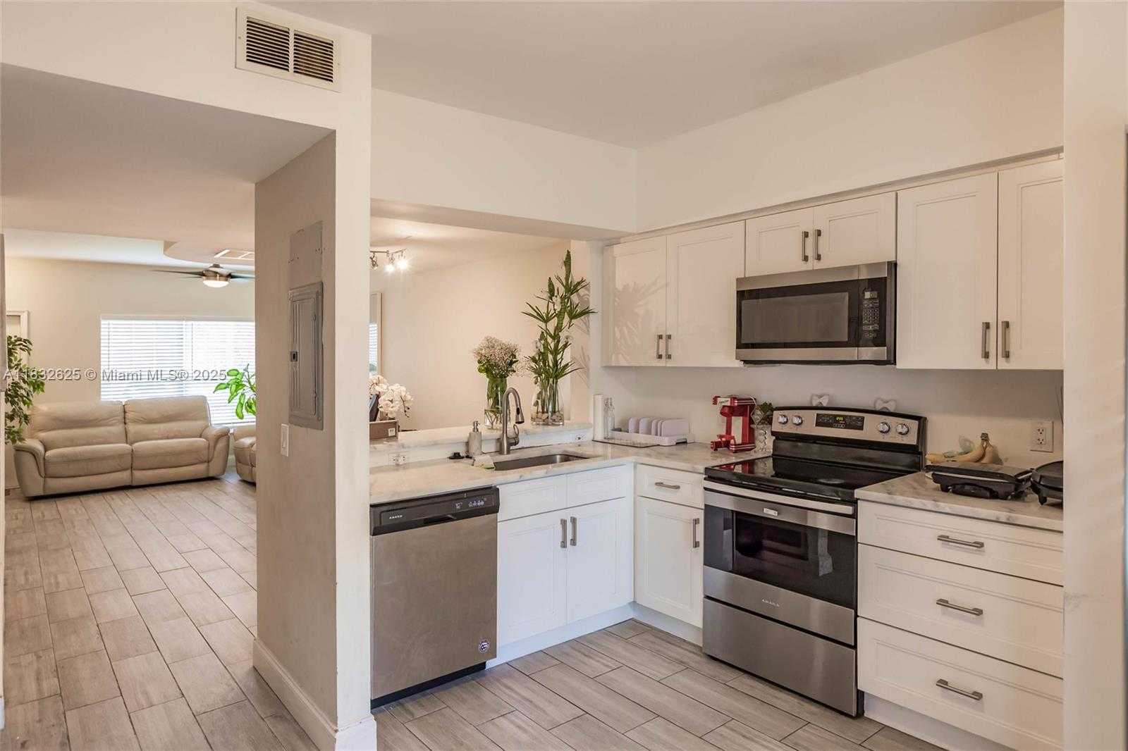Small Image of 23 SIMONTON CIR, Weston Number 4